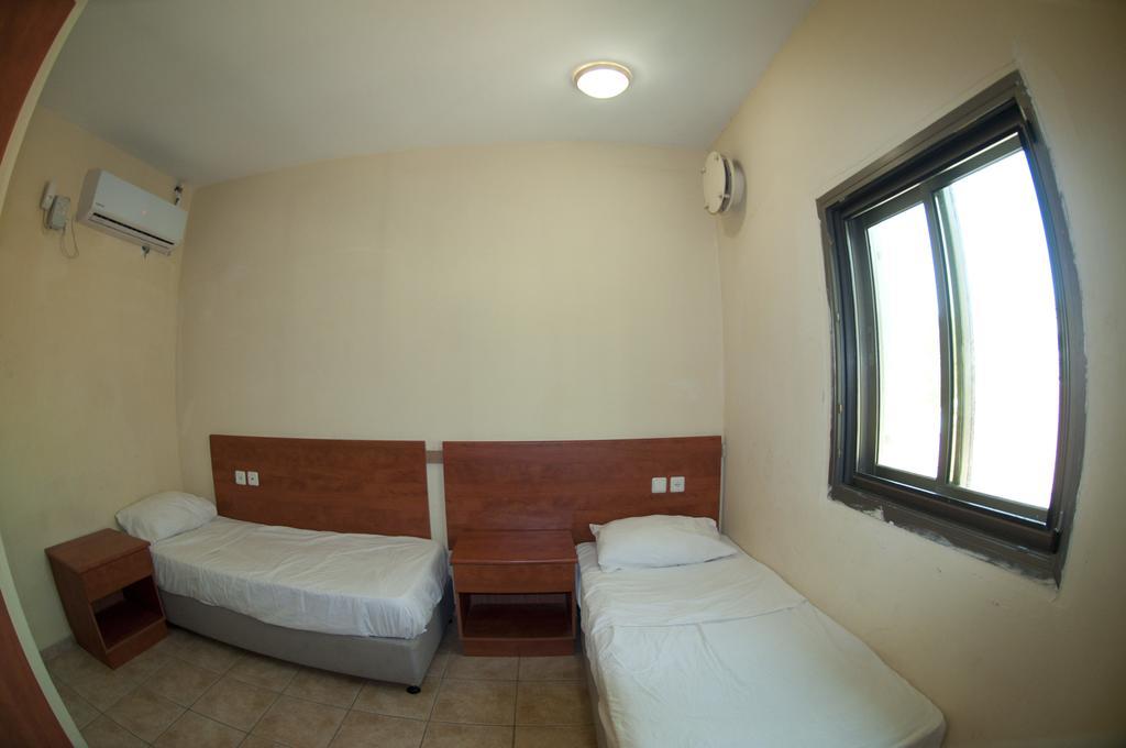 Faulty Towers Hotel Eilat Phòng bức ảnh